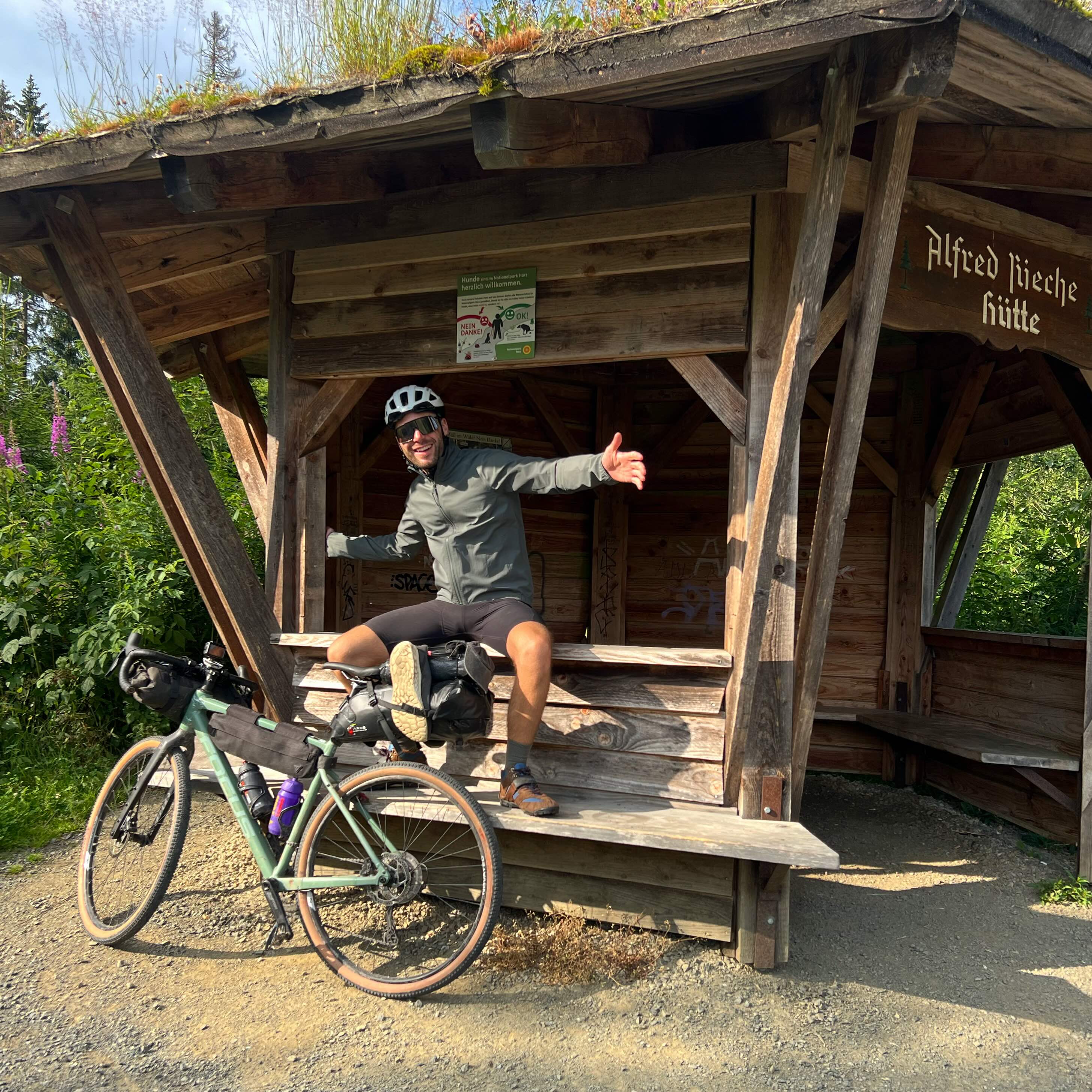 Stan an einer Schutzhütte mit Bike